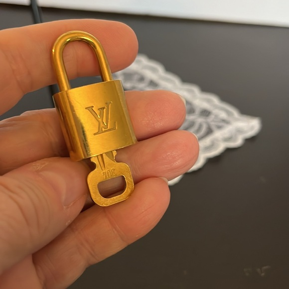 Louis Vuitton Lock and Key # 304 - Picture 3 of 6